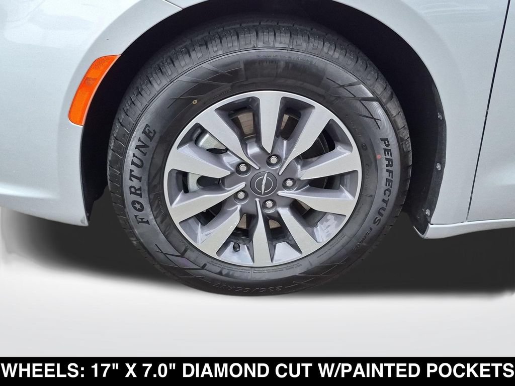 Used 2024 Chrysler Pacifica Limited FWD image 11