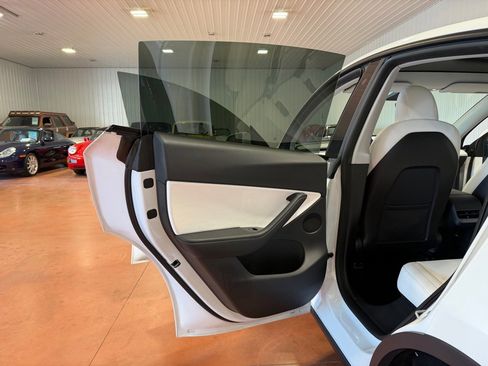 Used 2020 Tesla Model Y Long Range image 19