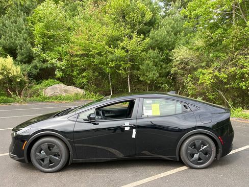 New 2026 Toyota Prius Plug-In Hybrid FWD image 2