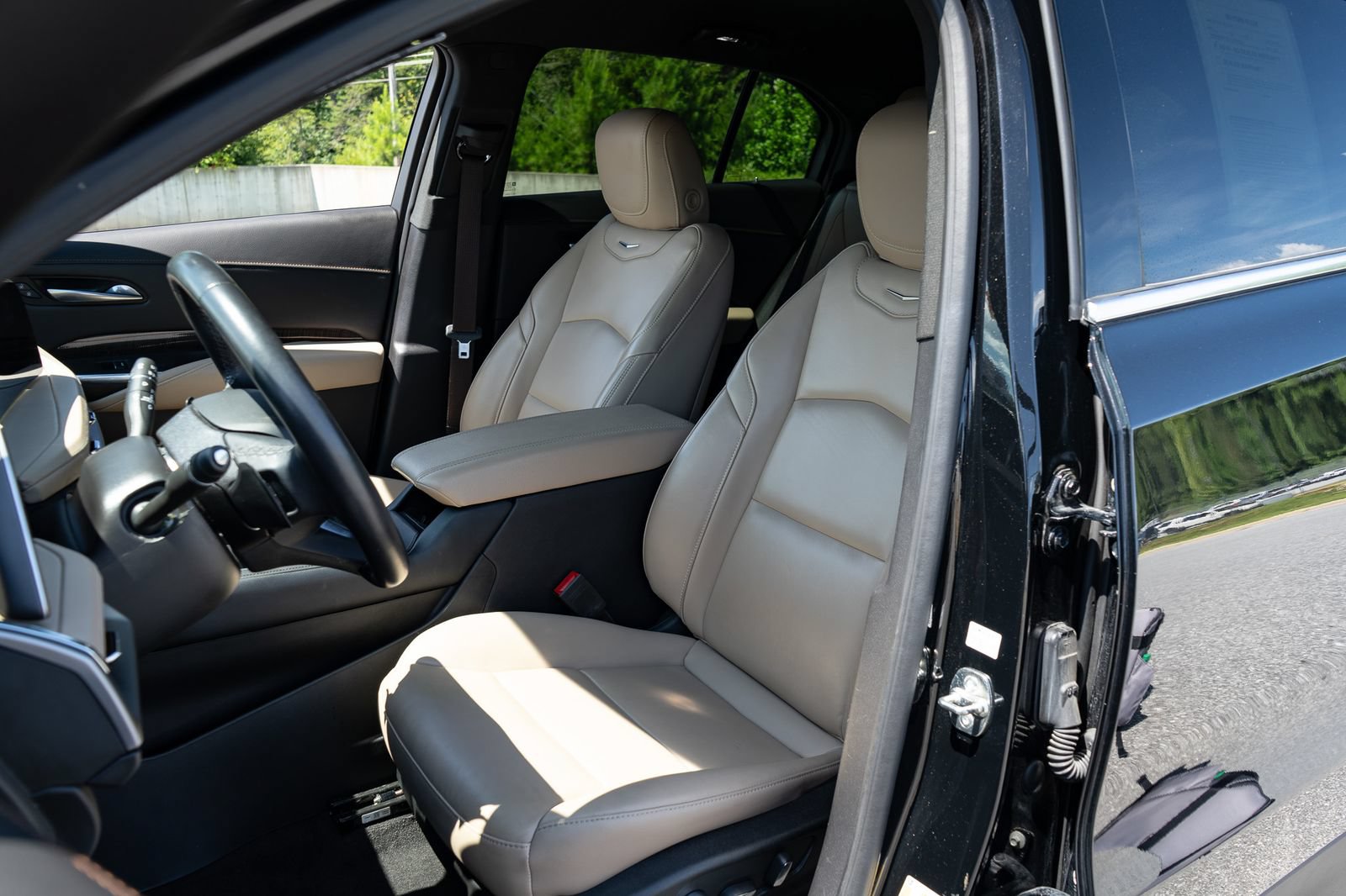 Used 2025 Cadillac XT4 Premium Luxury FWD image 15