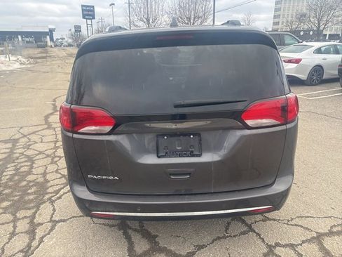 Used 2018 Chrysler Pacifica Touring-L image 4