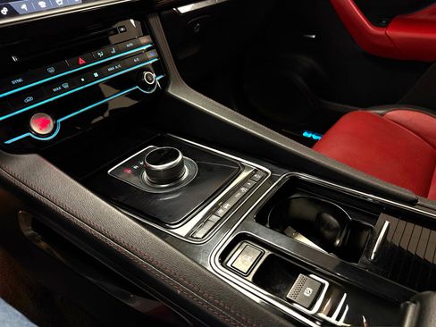 Used 2019 Jaguar F-PACE R-Sport image 21