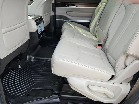 Used 2023 Jeep Grand Wagoneer 4WD w/ Flexible Seating Group image 24
