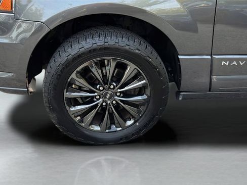Used 2017 Lincoln Navigator L Select RWD image 25