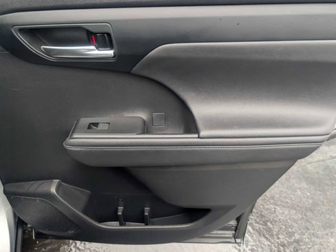 Certified 2023 Toyota Highlander XLE image 26