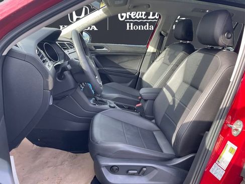 Used 2020 Volkswagen Tiguan SE w/ Panoramic Sunroof Package image 9