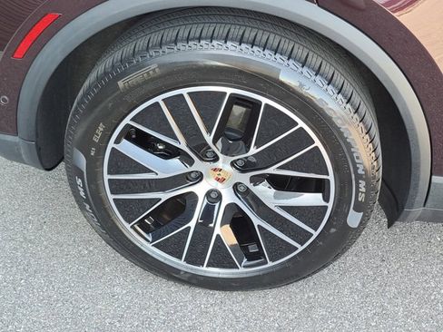 Certified 2025 Porsche Macan Electric image 12