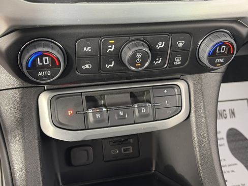 Used 2023 GMC Acadia SLT w/ Technology Package AWD/4WD image 27