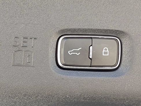 Used 2025 Ford Expedition Active RWD image 16