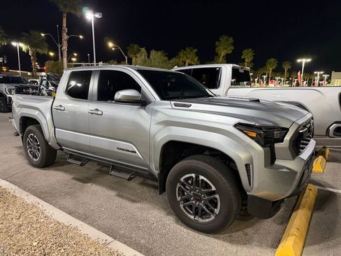 Used 2024 Toyota Tacoma TRD Sport w/ TRD Sport Upgrade Package image 2