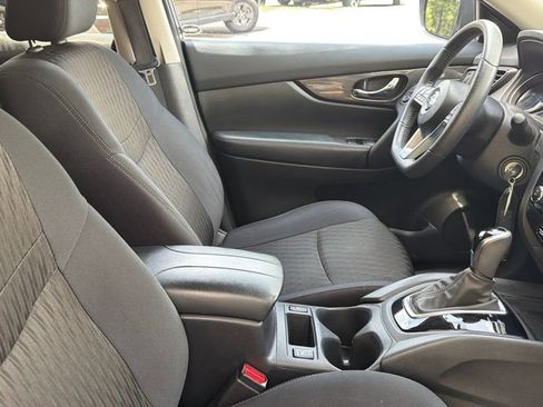 Used 2019 Nissan Rogue S w/ Special Edition Package FWD image 9