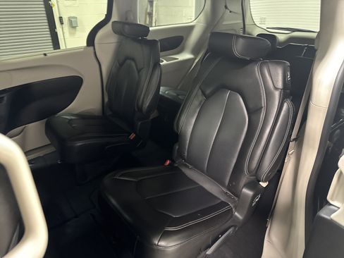 Used 2023 Chrysler Pacifica Touring-L FWD image 24
