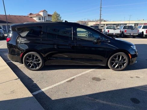 Used 2025 Chrysler Pacifica Limited image 3