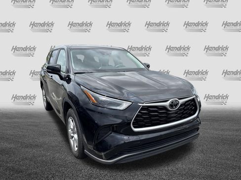 Used 2023 Toyota Highlander L FWD image 3