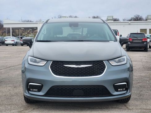 Used 2023 Chrysler Pacifica Touring-L FWD image 2