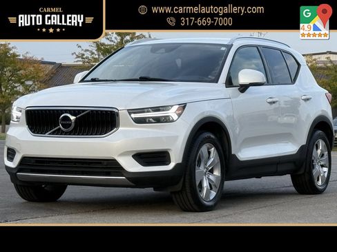 Used 2022 Volvo XC40 T4 Momentum image 1
