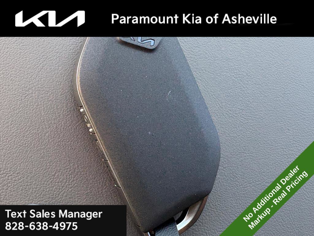 New 2027 Kia Carnival LX FWD image 28