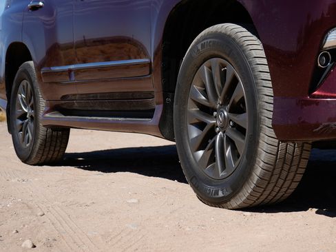 Used 2019 Lexus GX 460 Premium w/ Premium Package image 3