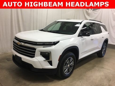 Used 2025 Chevrolet Traverse LT image 8