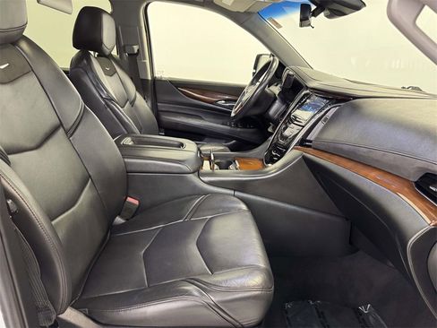 Used 2019 Cadillac Escalade Luxury image 12
