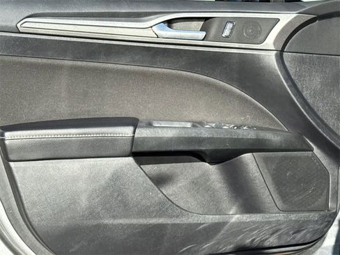 Used 2020 Ford Fusion SE image 11