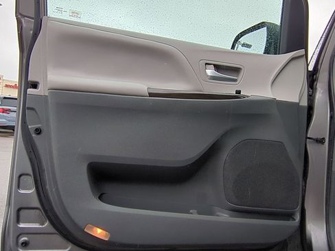 Used 2015 Toyota Sienna Limited image 14