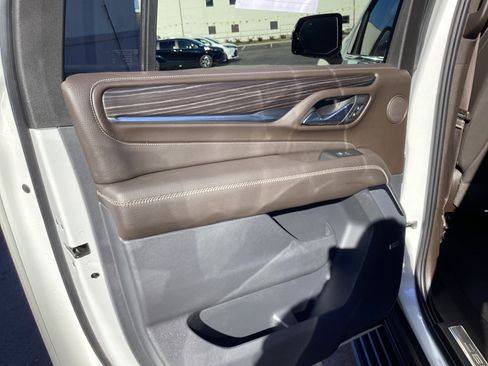 Used 2021 GMC Yukon XL Denali w/ Denali Premium Package image 27