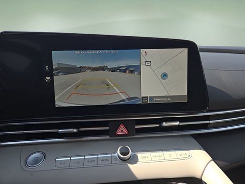 Used 2025 Hyundai Elantra Limited image 17