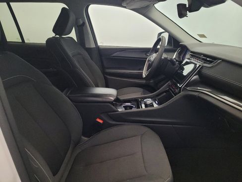 Used 2023 Jeep Grand Cherokee Laredo w/ Luxury Tech Group I AWD/4WD image 21