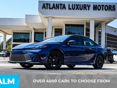 Used 2025 Toyota Camry SE image 3