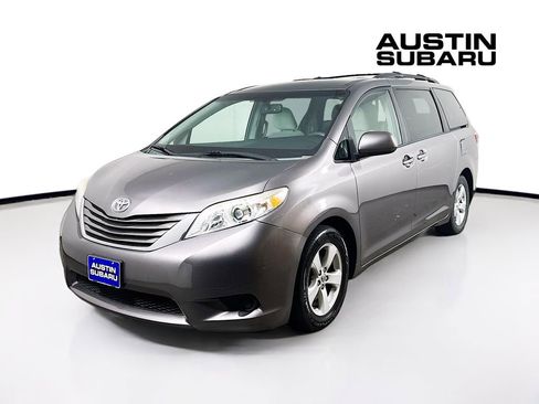 Used 2015 Toyota Sienna LE image 3