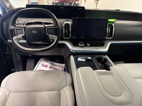 Used 2025 Ford Expedition Platinum w/ Driver's Package AWD/4WD image 17