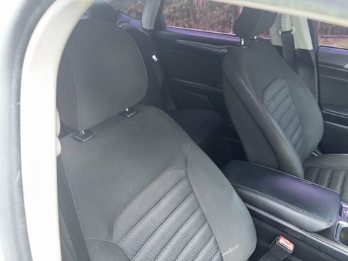 Used 2017 Ford Fusion SE w/ Fusion SE Technology Package image 12