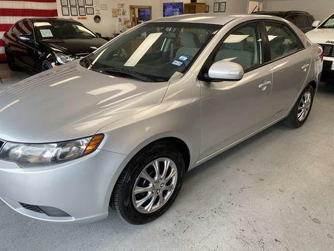 Used 2010 Kia Forte EX FWD image 3