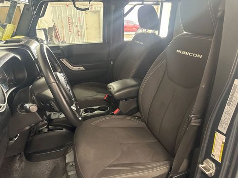 Used 2017 Jeep Wrangler Unlimited Rubicon w/ Connectivity Group AWD/4WD image 9