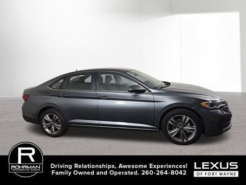 Used 2024 Volkswagen Jetta SE FWD image 5