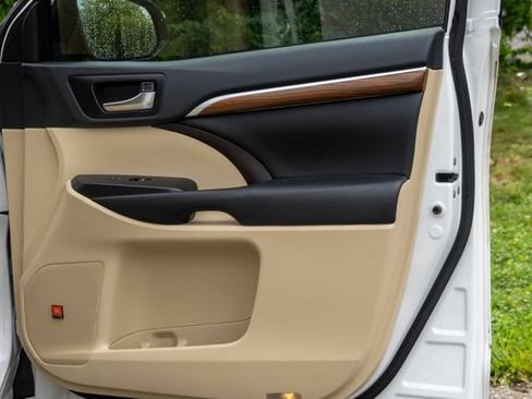Used 2019 Toyota Highlander Limited FWD image 17