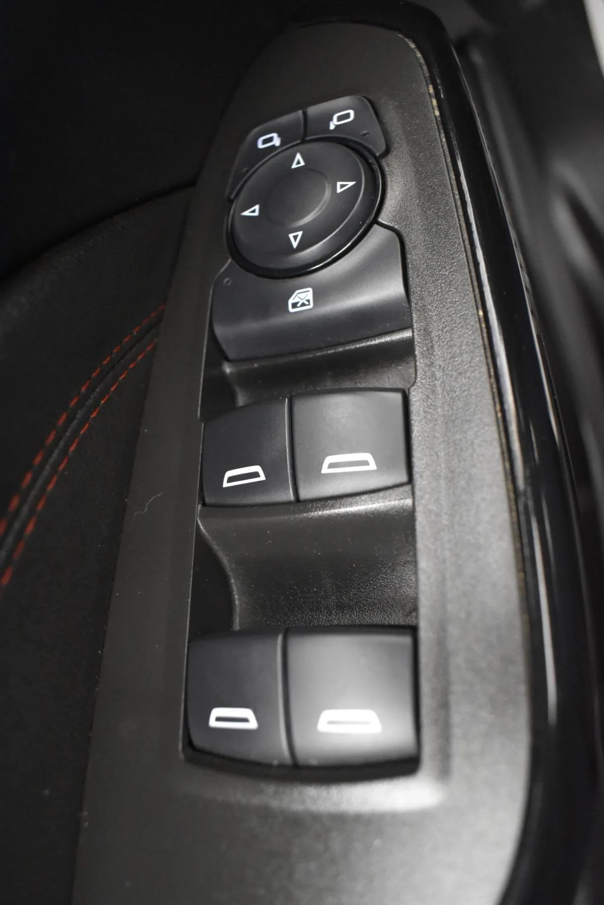 Used 2025 Chevrolet Trax RS FWD image 21