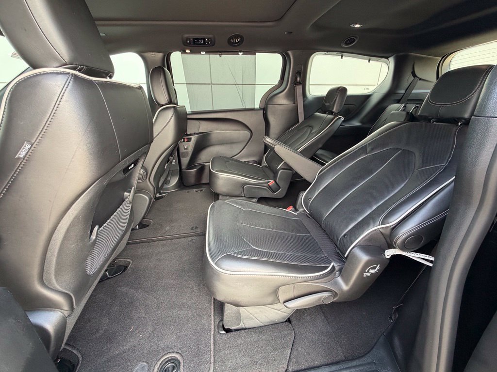 Used 2025 Chrysler Pacifica Limited FWD image 21
