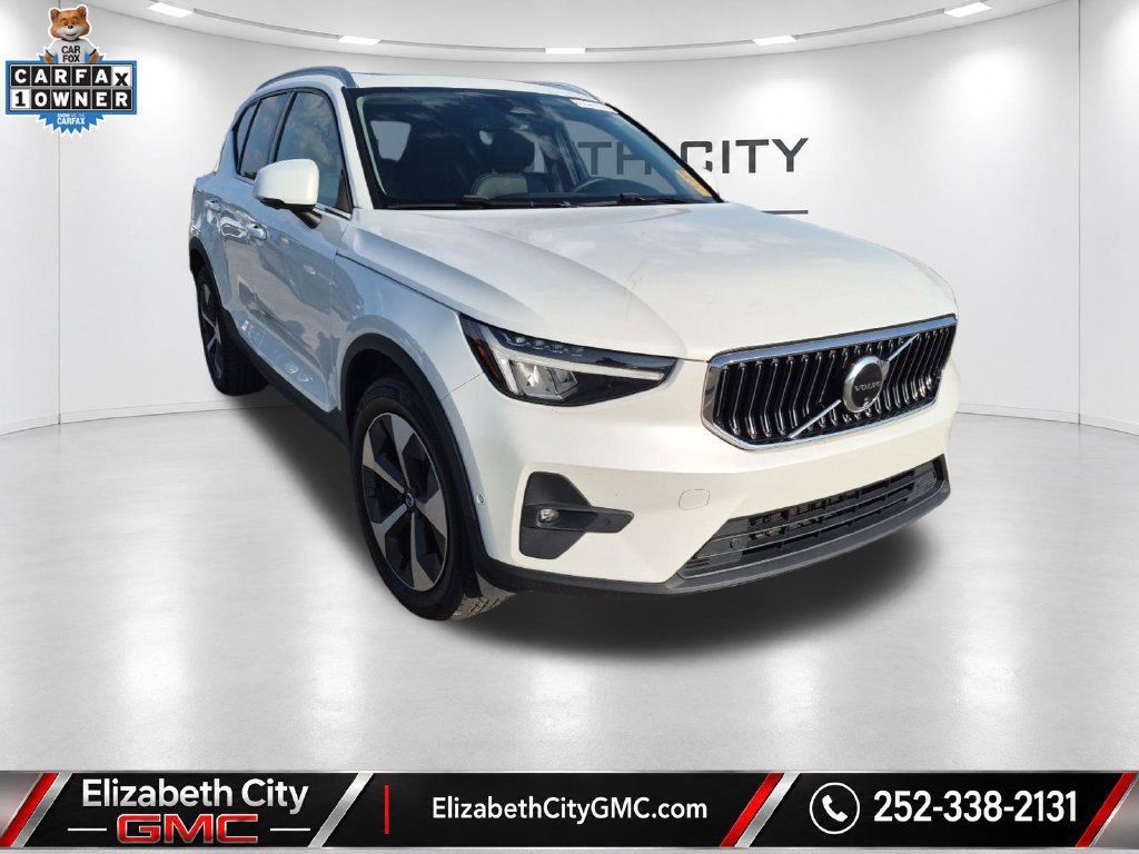 Used 2024 Volvo XC40 B5 Plus AWD/4WD image 1