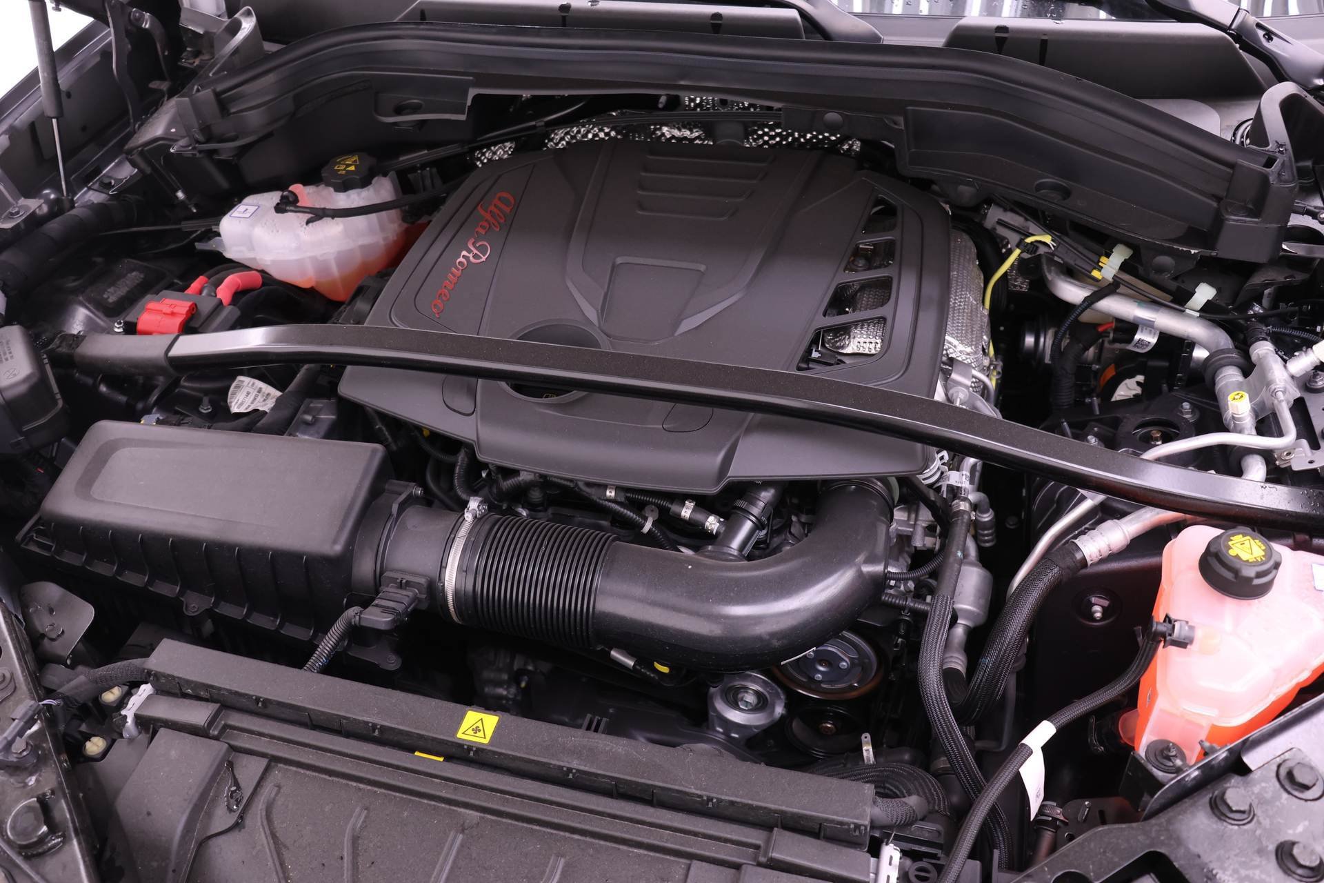 New 2025 Alfa Romeo Stelvio Sprint AWD/4WD image 17