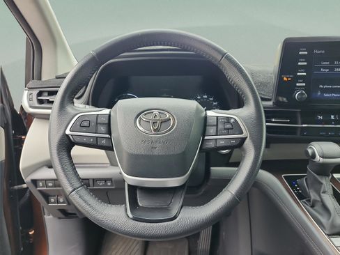 Used 2023 Toyota Sienna XLE image 10