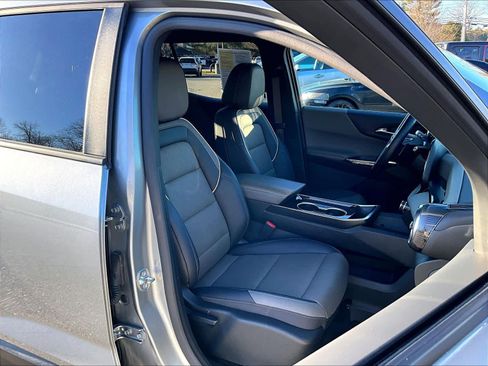 Used 2025 Chevrolet Equinox LT w/ Convenience Package II image 11