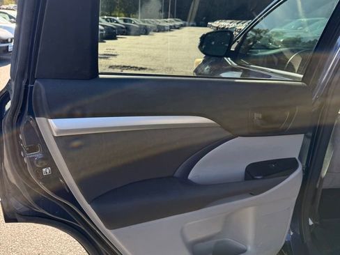 Used 2016 Toyota Highlander LE image 11
