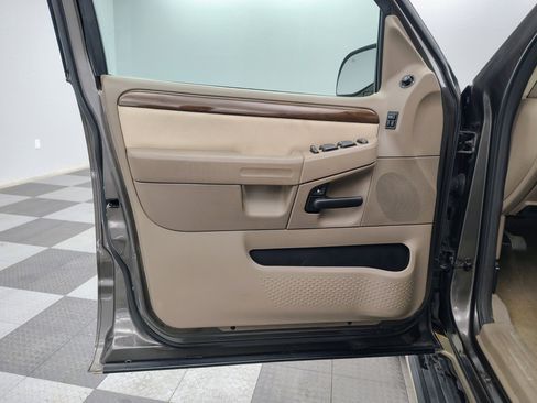 Used 2005 Ford Explorer Eddie Bauer image 8
