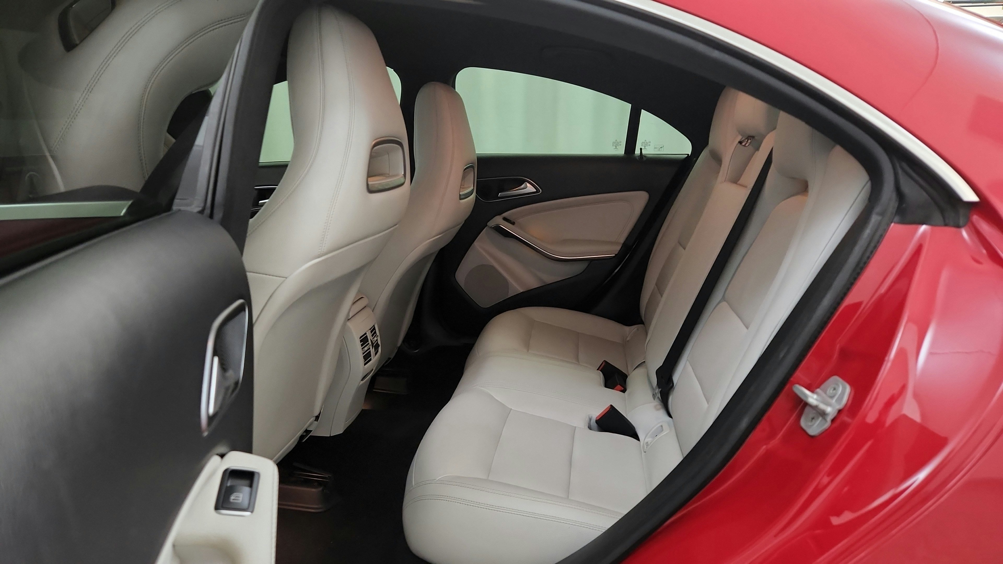 Used 2014 Mercedes-Benz CLA 250 4MATIC image 27