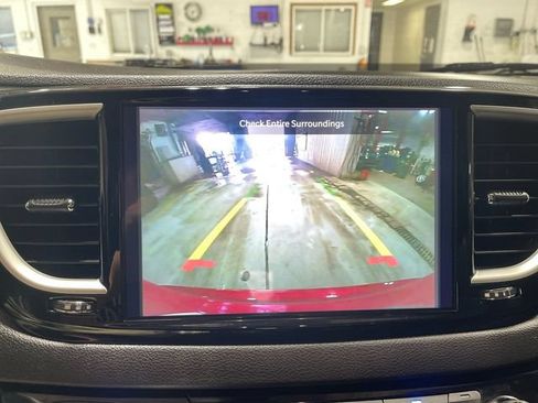Certified 2025 Chrysler Pacifica Select FWD image 17