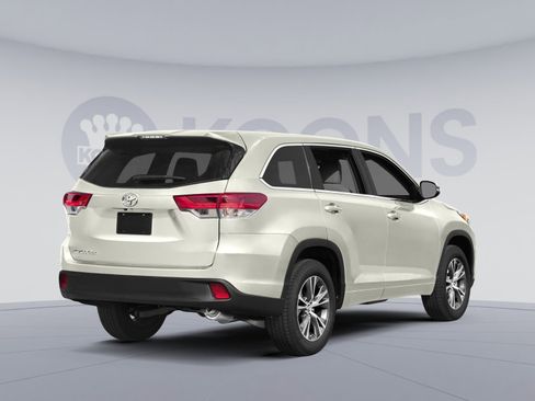 Used 2019 Toyota Highlander LE image 2