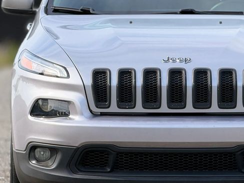 Used 2017 Jeep Cherokee Latitude FWD image 11
