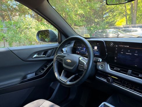 Used 2025 Chevrolet Equinox LT FWD image 34